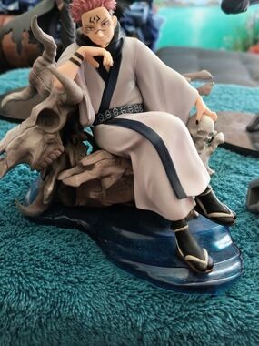 Anime Figure Seated Demon Sorcerer Statue - Pink Hair, White Robe